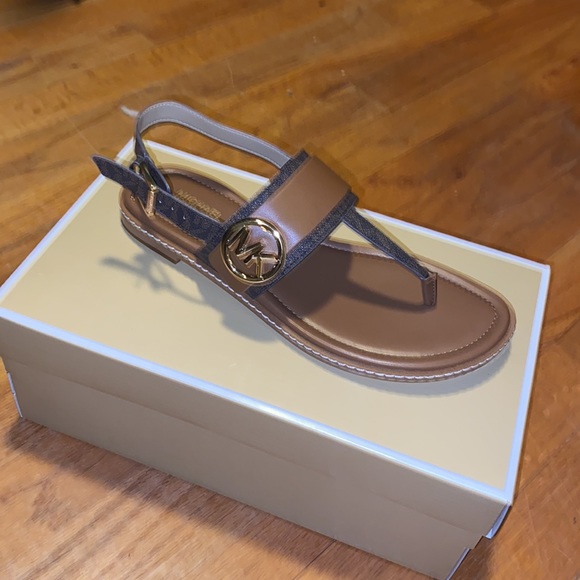 Size 7 Michael Kors Carmen thong sandal - Picture 2 of 6